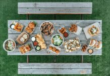 건강한 생활을 위한 식단과 운동의 상호 보완적인 효과 assorted-variant of food lot