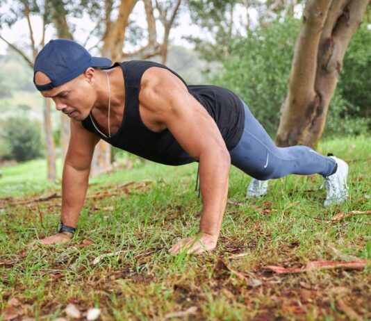 점심시간을 활용한 사무실 운동법: 활력을 되찾는 방법 a man is doing push ups in the grass