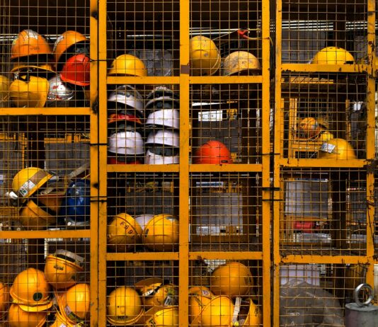어린이 안전사고 지난해 3.4% ↑…안전주의보 발령 a rack filled with lots of yellow hard hats