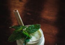 여름철 건강한 스무디 레시피 clear glass jar with liquid