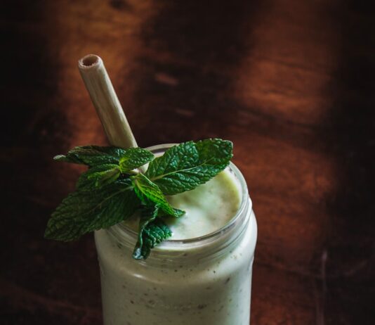 여름철 건강한 스무디 레시피 clear glass jar with liquid