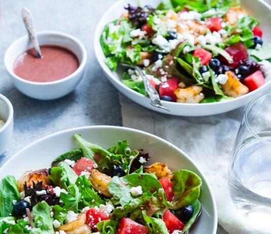 여름철 신선한 샐러드 레시피 vegetable salad on white ceramic bowl