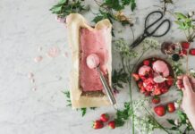 여름철 건강한 아이스크림 레시피 raw meat on chopping board