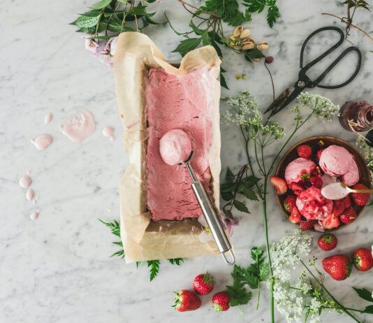 여름철 건강한 아이스크림 레시피 raw meat on chopping board