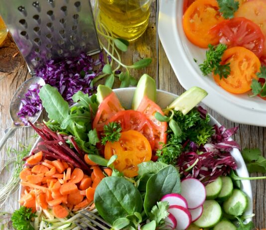 채소 중심 식단이 체중 감량에 미치는 영향 close-up photo of vegetable salad