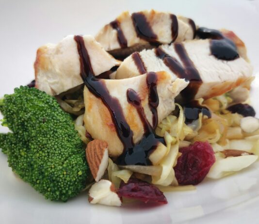 균형 잡힌 식사의 중요성: 건강을 위한 영양 가이드 baked bread with chocolate syrup