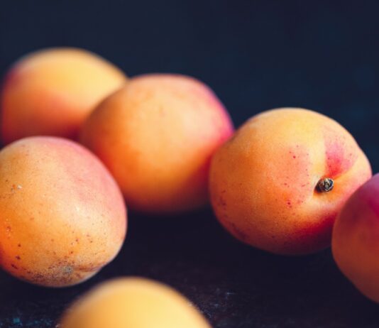 비타민의 필요성: 결핍이 미치는 영향 orange and red peaches