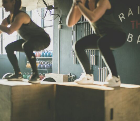 바쁜 직장인을 위한 10분 운동 계획 men's black leggings