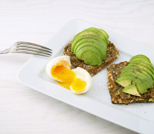운동 후 회복 식사: 근육 성장과 재생을 위한 영양 rectangular white platter of sliced food and eggs