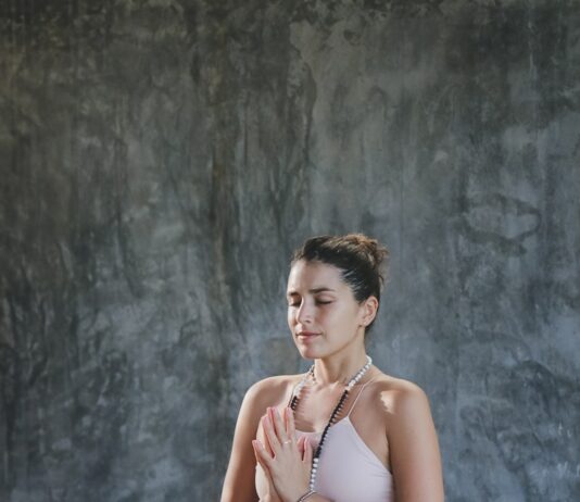 필라테스로 몸의 긴장 풀기, 간단한 스트레칭 방법 woman in white bikini sitting on red chair