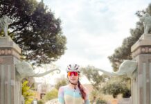 선선한 날씨에 즐기는 가을철 야외 운동으로 체중 감량 woman in pink bikini riding on bicycle