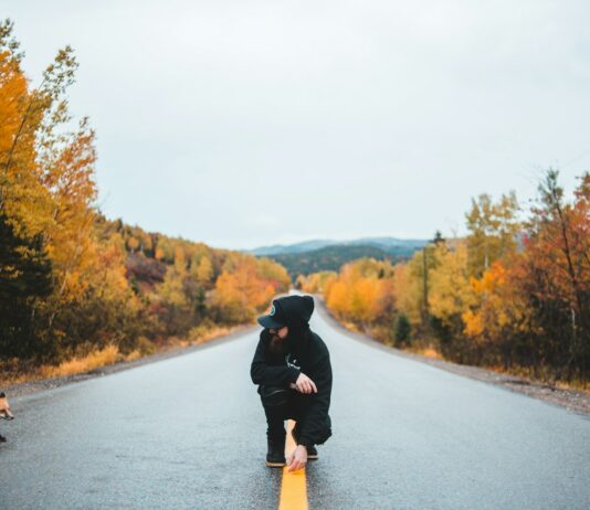가을철 운동으로 체중 감량 효과 극대화 person siting between road