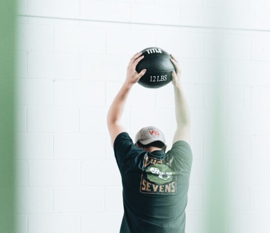 몸과 마음을 치유하는 자연식과 운동의 결합 man in green crew neck t-shirt and black shorts holding black and white basketball