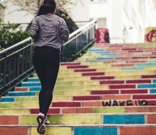 취미가 건강을 바꾼다, 꾸준한 운동의 면역력 강화 효과 woman running upstair in room