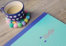 체중 감량에 효과적인 겨울철 운동 루틴 blue ceramic cup on tabletop