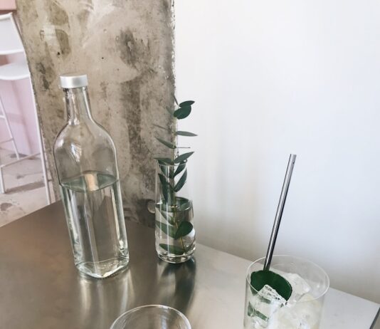 겨을 다이어트, 운동과 함께 체중 감량 효과 높이는 법 clear drinking glass on table