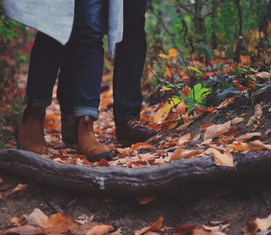 행복한 일상을 위한 소소한 습관 만들기 a man and a woman walking in the woods