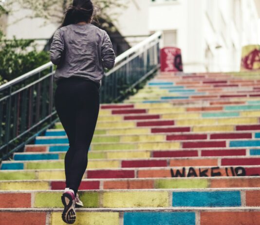 건강하게 혈당관리 하기 woman running upstair in room