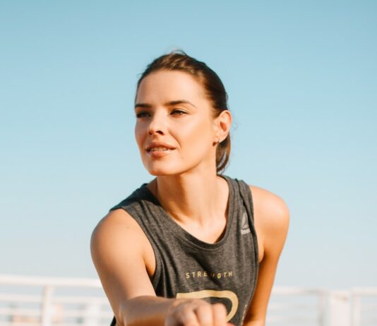 몸과 마음을 편안하게 만드는 스트레칭으로 스트레스 날려버리기 woman in black tank top and blue denim jeans sitting on brown wooden bench during daytime