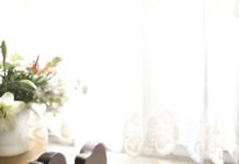 수면과 생활습관 woman sleeping on bed beside book