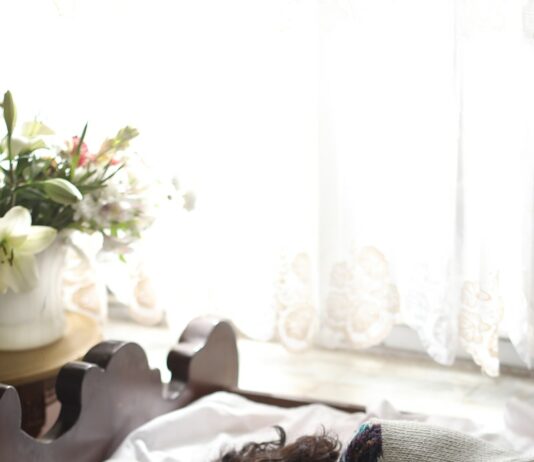 수면과 생활습관 woman sleeping on bed beside book