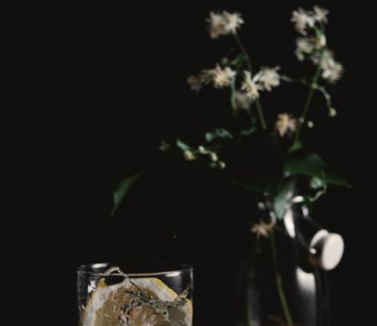 운동할 때 수분 섭취, 얼마나 마셔야 할까? clear drinking glass and sliced lemons on wooden surface