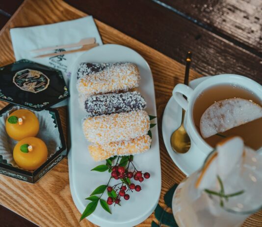 전통음식의 긍정적인 건강효과 white ceramic plate with food on brown wooden table
