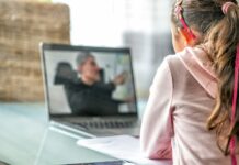홈 스쿨링 폭증으로 인한 부모와 아이들의 고민 woman in pink long sleeve shirt sitting in front of macbook pro