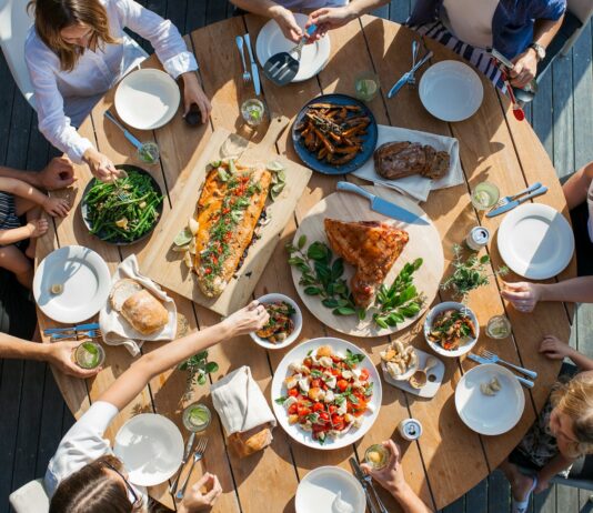 건강을 위한 균형 있는 영양섭취 people eating on table with foods