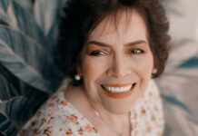 갱년기 증상 완화와 호르몬 건강, 건강한 중년을 위한 실질적인 솔루션 woman's face