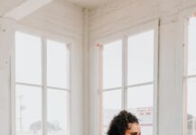근육 관리, 건강한 삶을 위한 첫걸음 a woman squatting on the floor in a gym