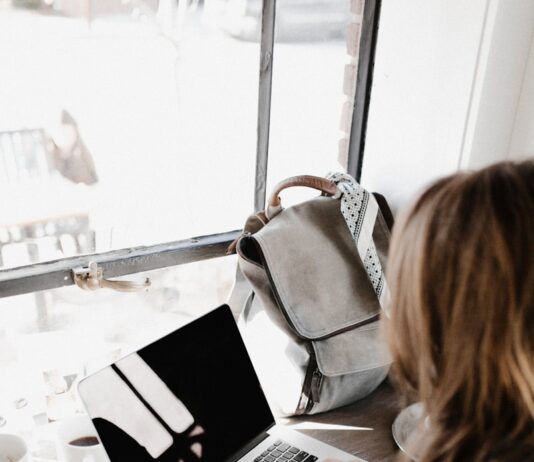 눈 건강 지키려면 디지털 기기 사용 시 주의 필요 girl wearing grey long-sleeved shirt using MacBook Pro on brown wooden table