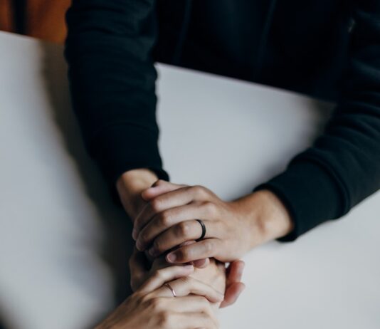 정신건강, 삶의 질을 결정하는 숨은 힘 person in black long sleeve shirt holding babys feet