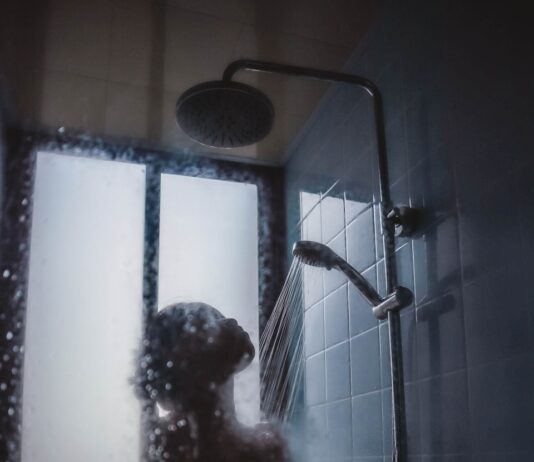 수면의 질이 건강을 좌우한다… 숙면을 위한 생활 속 실천법 woman under showerhead