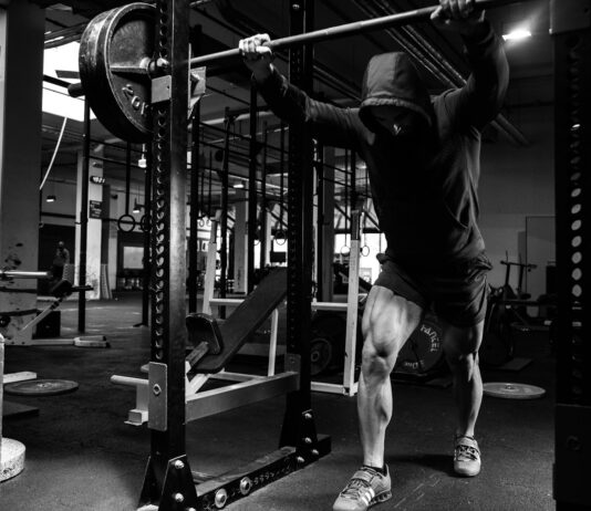 근육 건강이 삶의 질을 좌우한다…근육 관리의 중요성과 실천 방법 a man is doing a pull up in a gym