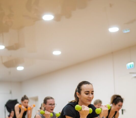 “일상 속에서 지키는 내 뇌 건강, 새로운 트렌드와 실천법” A group of women doing exercises with dumbbells