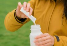 “내 몸에 맞는 영양, 일상 속 똑똑하게 챙기기” Person pouring powder into a water bottle