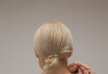 “거북목과 굽은 등, 이제 통증은 선택이다”… 사무실 안의 ‘교정 스트레칭’ 혁명 a man with his hands in his hair