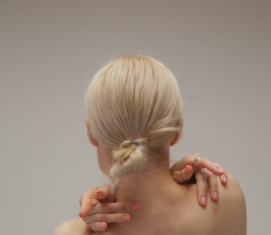 “거북목과 굽은 등, 이제 통증은 선택이다”… 사무실 안의 ‘교정 스트레칭’ 혁명 a man with his hands in his hair