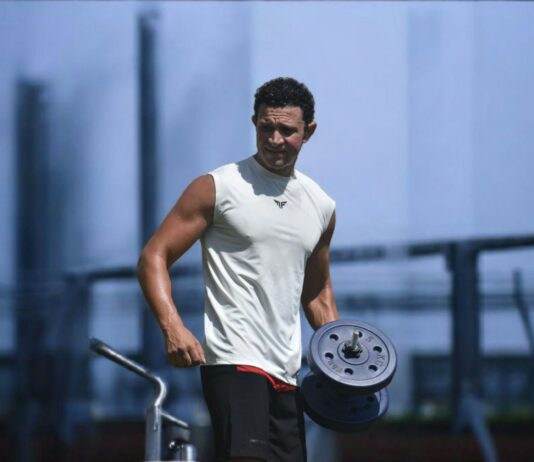 ‘근육 건강’…일상 속 작지만 강한 변화로 실천하기 Man lifting weights at an outdoor gym.