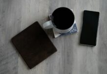 ‘작은 변화, 큰 차이’…일상 속에서 실천하는 정신건강 관리법 mug, wallet, and smartphone