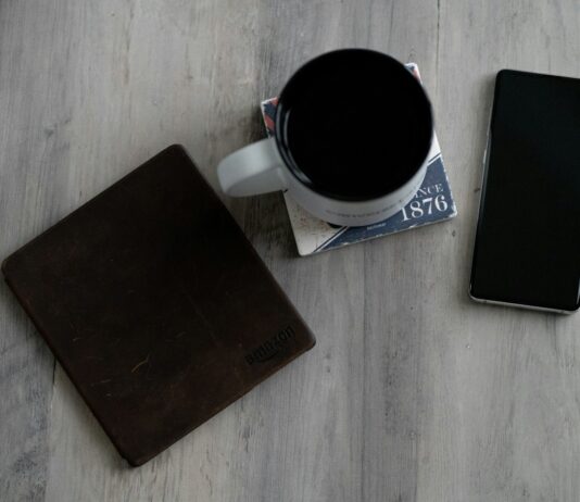 ‘작은 변화, 큰 차이’…일상 속에서 실천하는 정신건강 관리법 mug, wallet, and smartphone