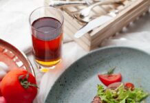 ‘대체요법’, 일상 속 건강 관리의 새로운 트렌드로 자리매김 meat with sliced vegetables on plate