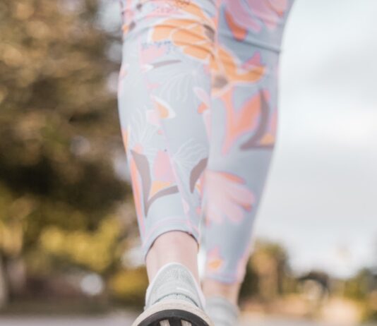 걷는 자가 세상을 바꾼다: ‘걷는 삶’이 주는 진정한 자유와 회복 person wearing black and white nike shoes