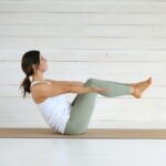 필라테스, 바쁜 일상 속 건강을 지키는 새로운 루틴으로 주목 Woman doing yoga boat pose on mat