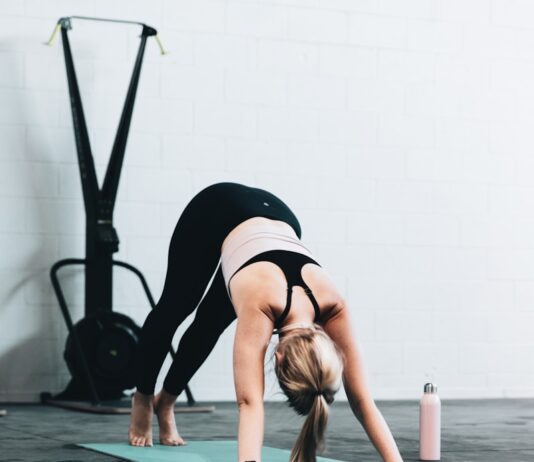 수면의 질을 바꾸는 5분: ‘딥 슬립’을 부르는 야간 이완술 woman in black sports bra and blue denim jeans doing yoga