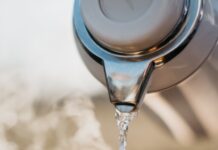 “마음챙김 루틴, 한국인의 일상 속으로…정신건강 관리의 새로운 흐름” a glass pouring water into a cup