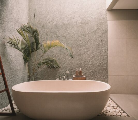 일상으로 스며드는 대체요법, 건강을 바꾸는 작은 변화들 white ceramic bathtub
