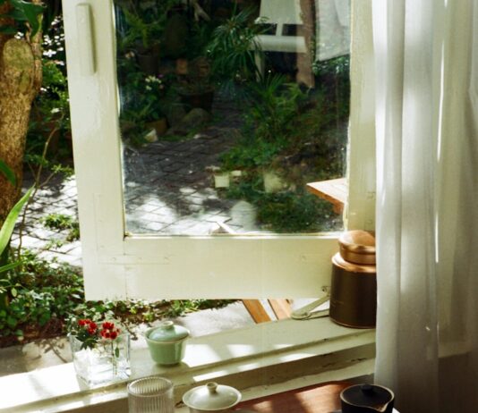 일상이 무거운 당신을 위한 만성피로 극복 트렌드와 실천법 Tea set arranged on a wooden tray by the window.