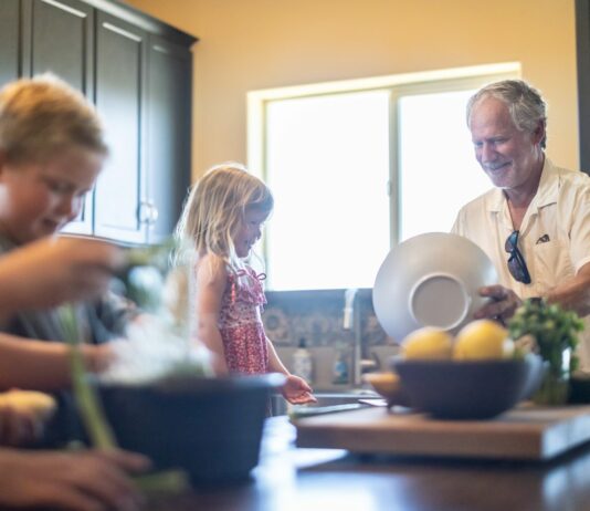 집에서 즐기는 슬로우 스포츠, 한국인 삶을 바꾼다 Grandfather and grandchildren prepare food in kitchen